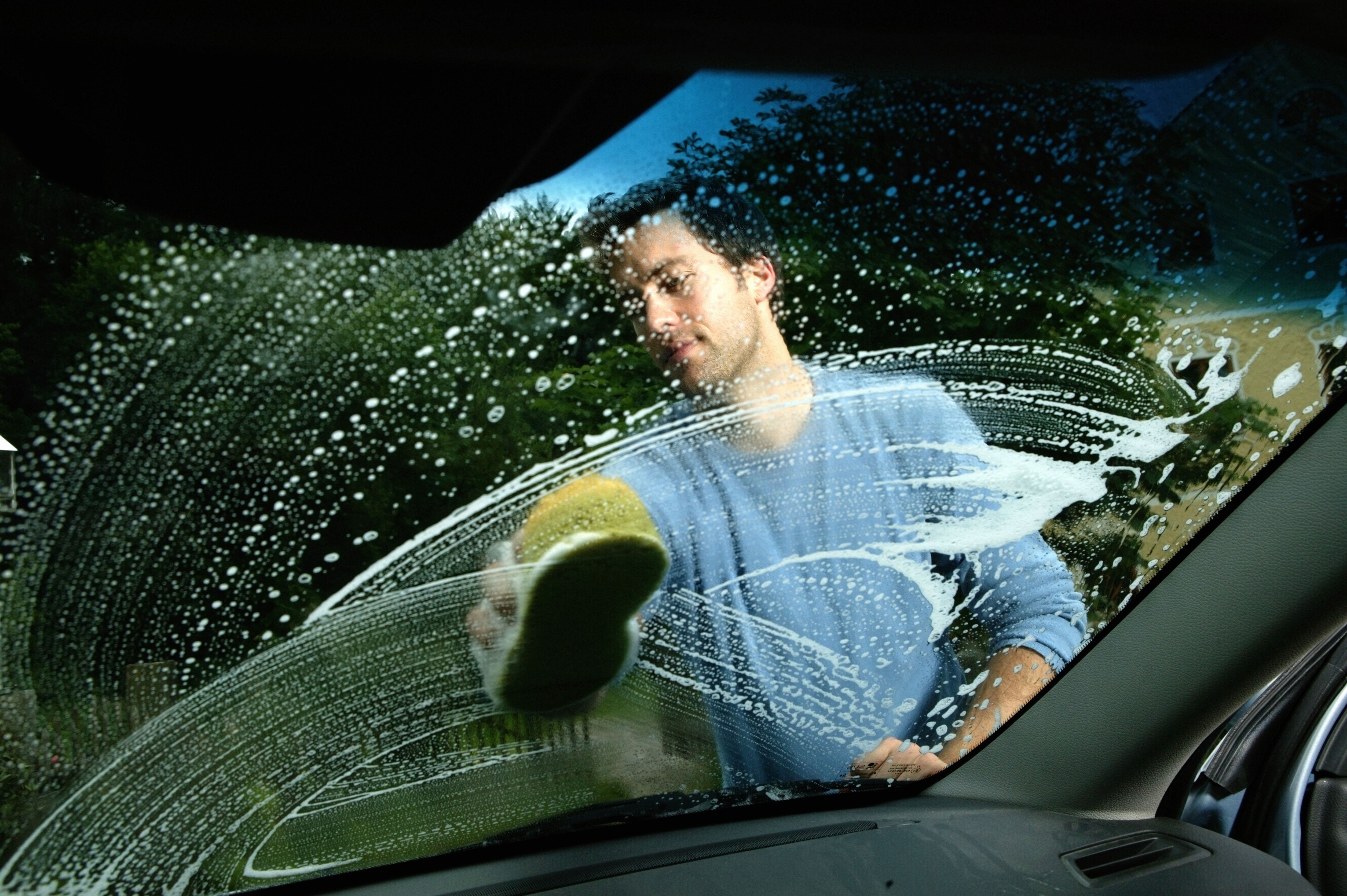 Cómo limpiar el coche por fuera: consejos y trucos