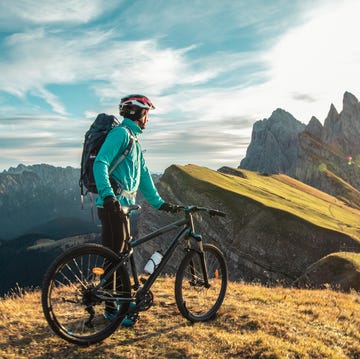 Giovane con la mountain bike sulla vetta del monte Seceda all'alba. Puez Odle, Trentino, Dolomiti, Italia. giovane con la mountain bike sulla vetta del monte seceda all'alba puez odle, trentino, dolomiti, italia