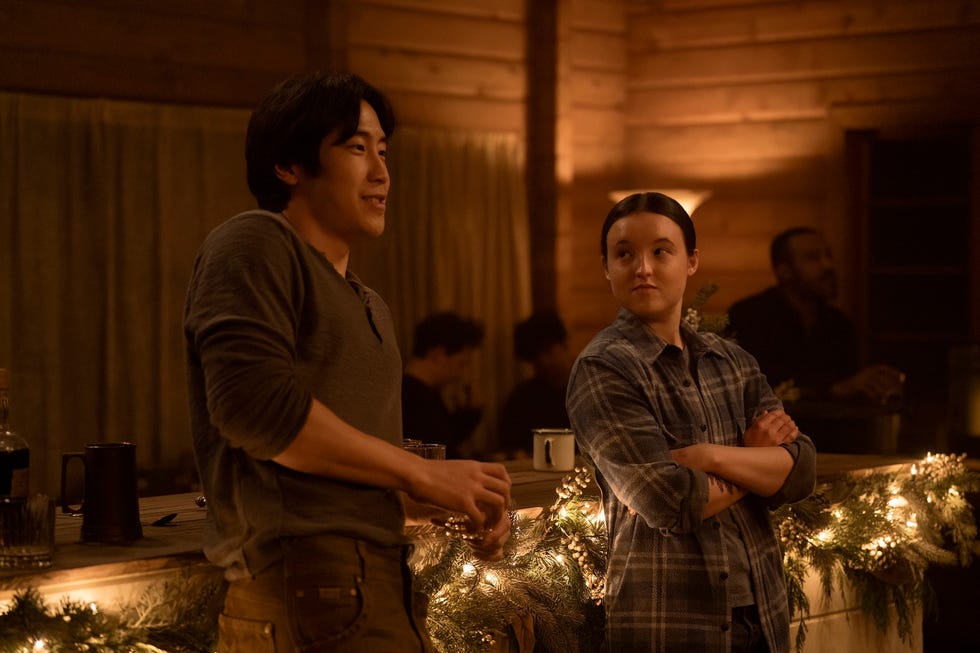 Il giovane Mazino nei panni di Jesse e Bella Ramsey nei panni di Ellie nella seconda stagione di The Last of Us