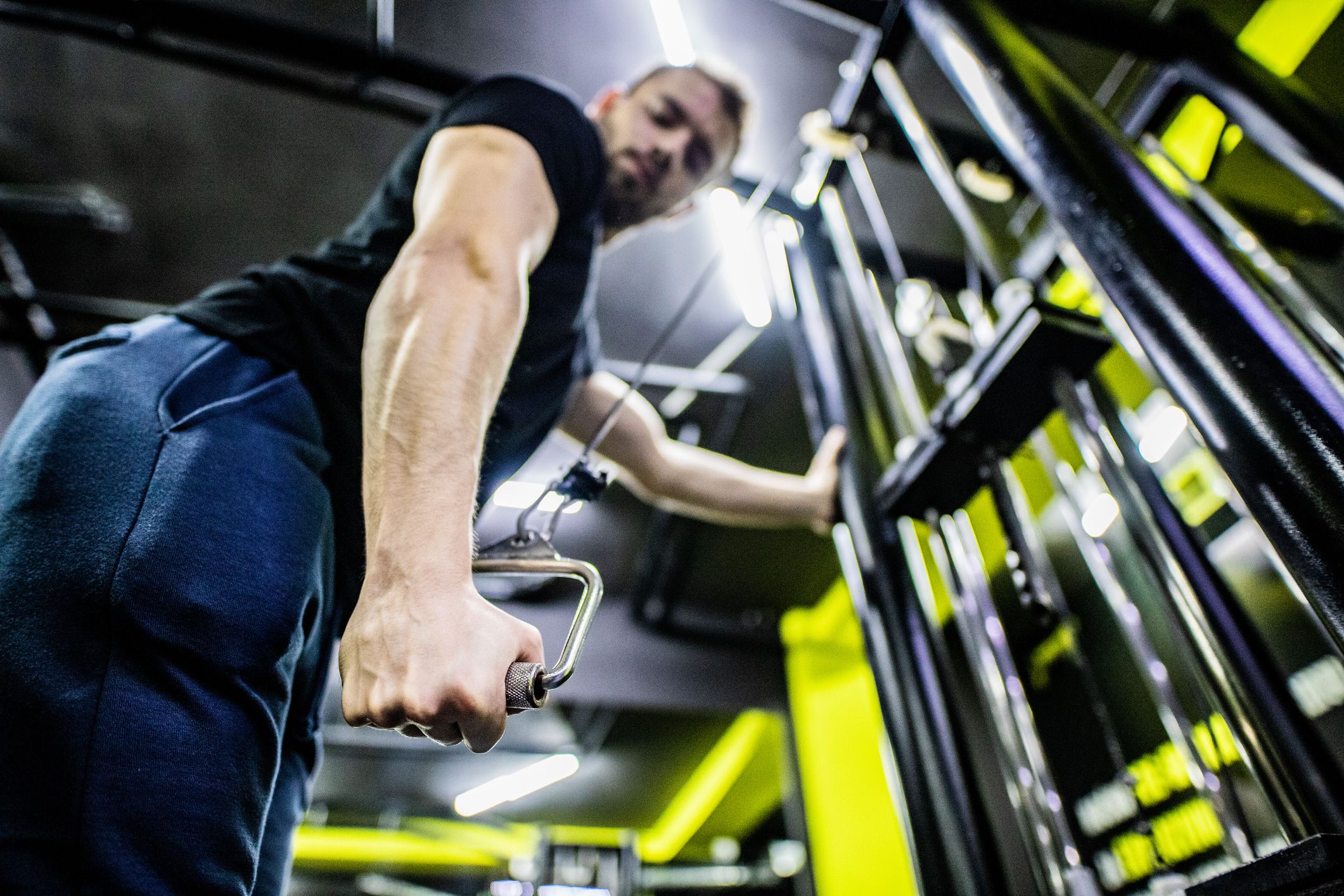 Un entrenamiento con máquina de cables para el cuerpo entero