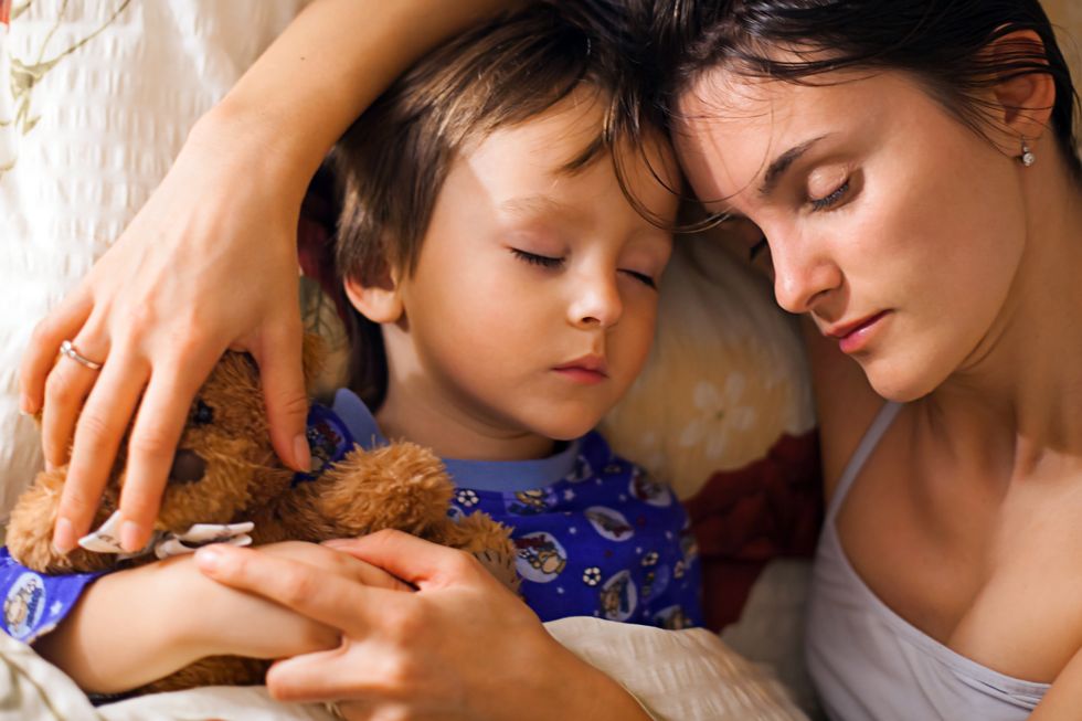 dormir con tu hijo pequeño en la misma cama puede ser una buena solución temporal a los despertares nocturnos