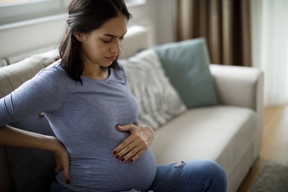 mujer embarazada siente contracciones de parto