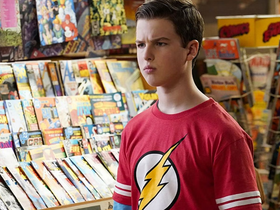 El joven Sheldon temporada 6, Iain Armitage con una camiseta roja de The Flash en una tienda de cómics.