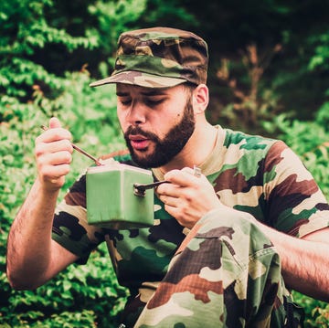 soldado comiendo