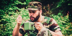 soldado comiendo