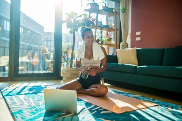 mujer haciendo ejercicio en casa