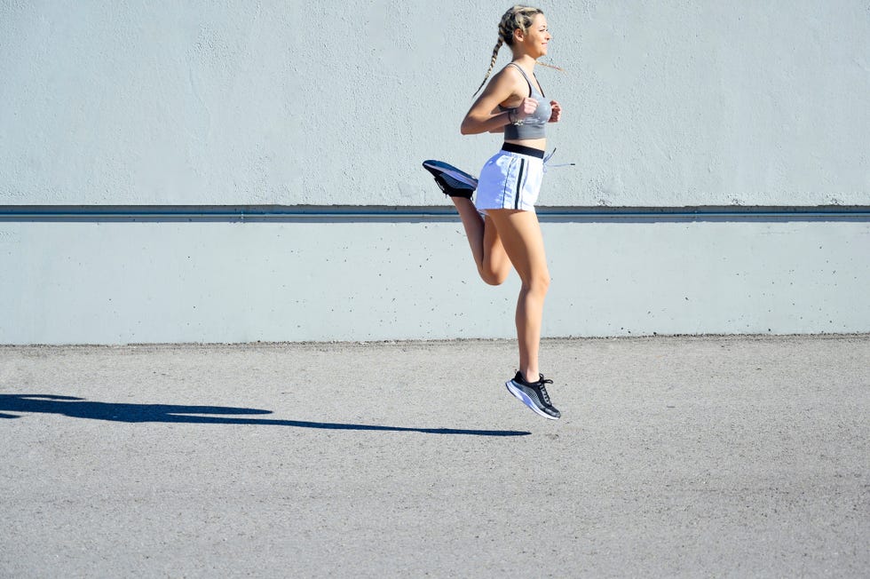 mujer corriendo llevando los talones al glúteo