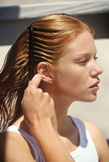 come prendersi cura dei capelli rossi tinti in estate