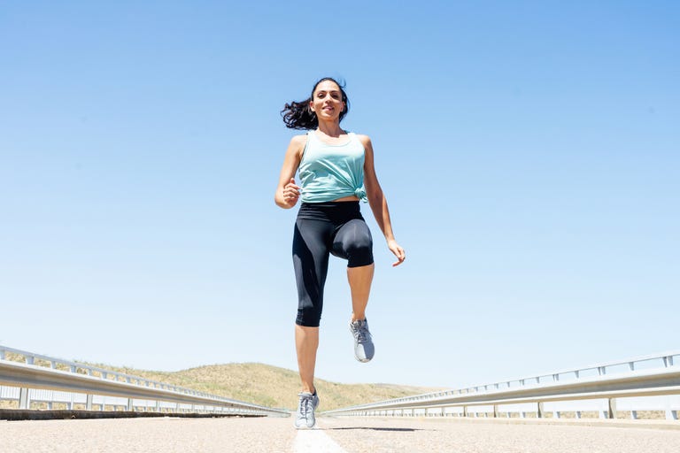 Mujer joven haciendo ejercicio deportivo en la habitación durante