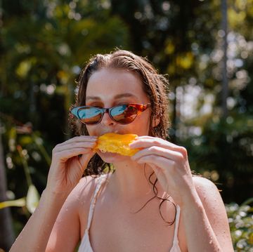 mujer comiendo mango
