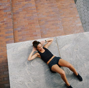 young woman exercising core doing crunches