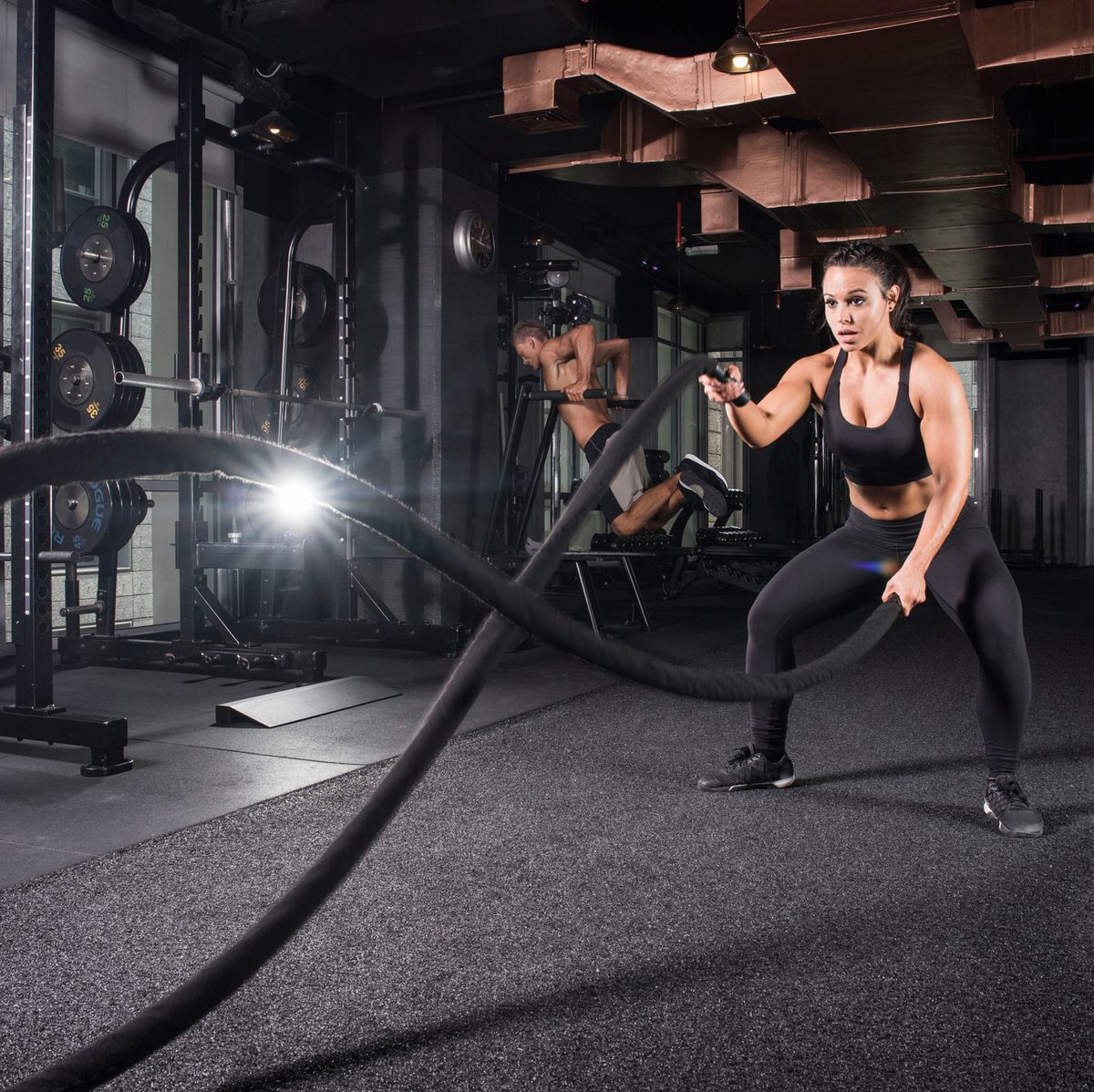 Fitness Mujer Trabajando Con La Cuerda De Batalla, Crossfit