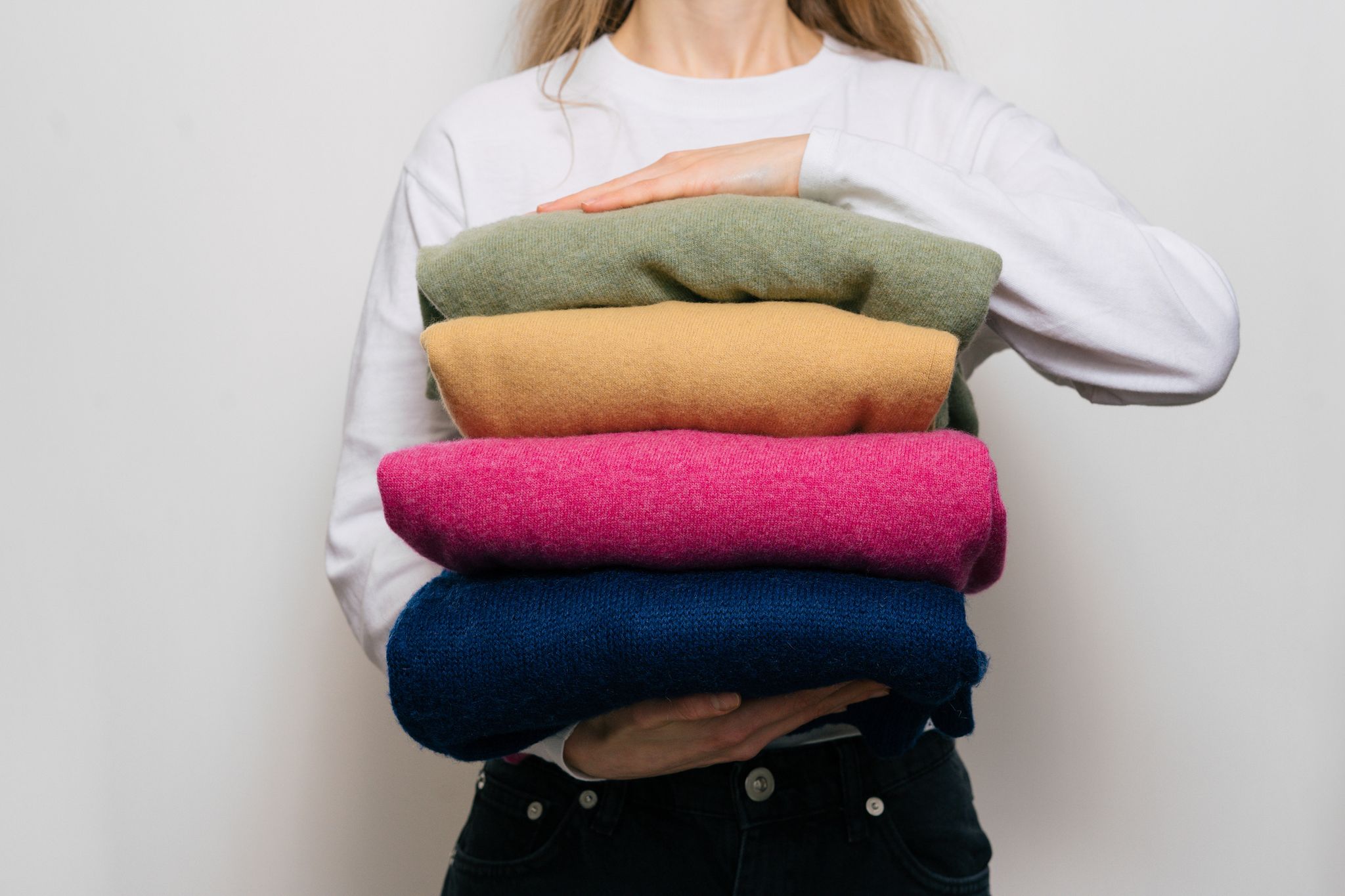 Bolas de secadora de lana natural para ropa más suave mientras se seca en  secadora en el concepto de lavadora