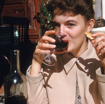 scatto di donna a tavola 1954