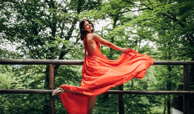 mujer bailando con un vestido rojo