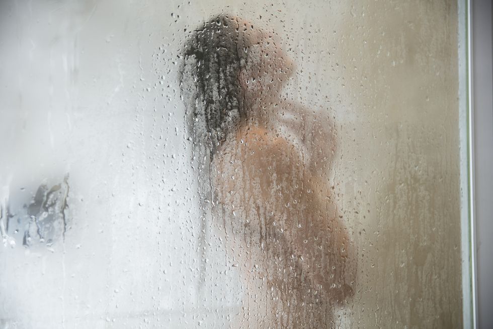 mujer duchándose