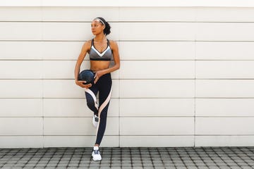 mujer con sujetador deportivo y leggings a juego para entrenar