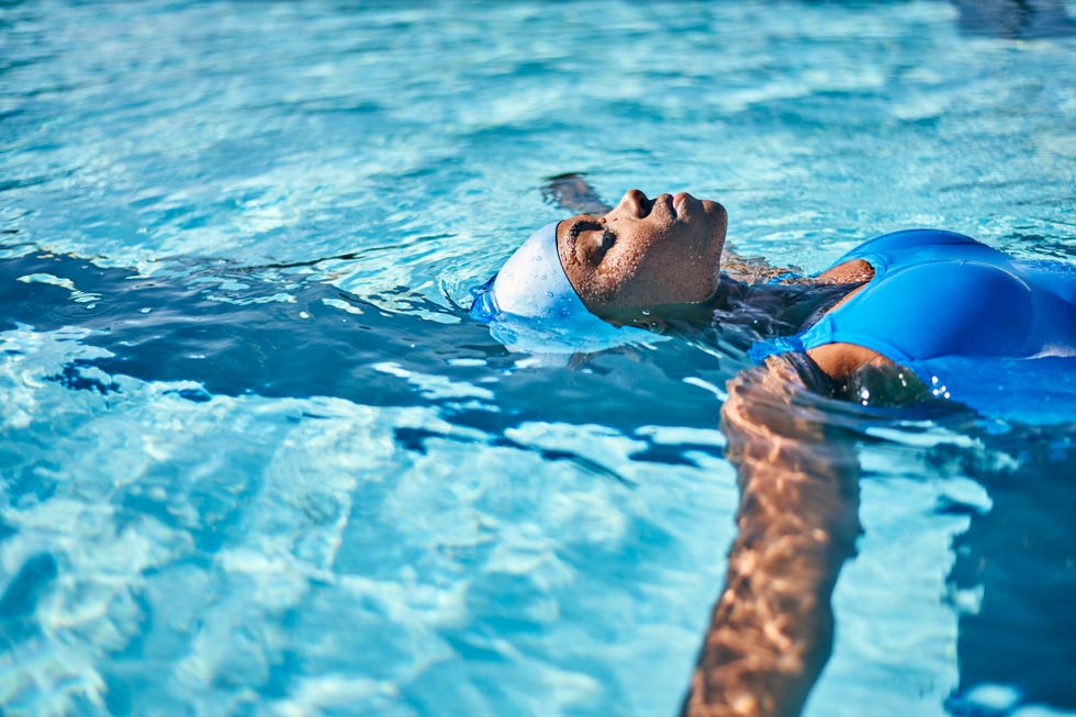 mujer relajándose en la piscina