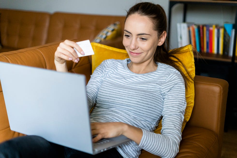 una mujer joven realiza compras online con tarjeta