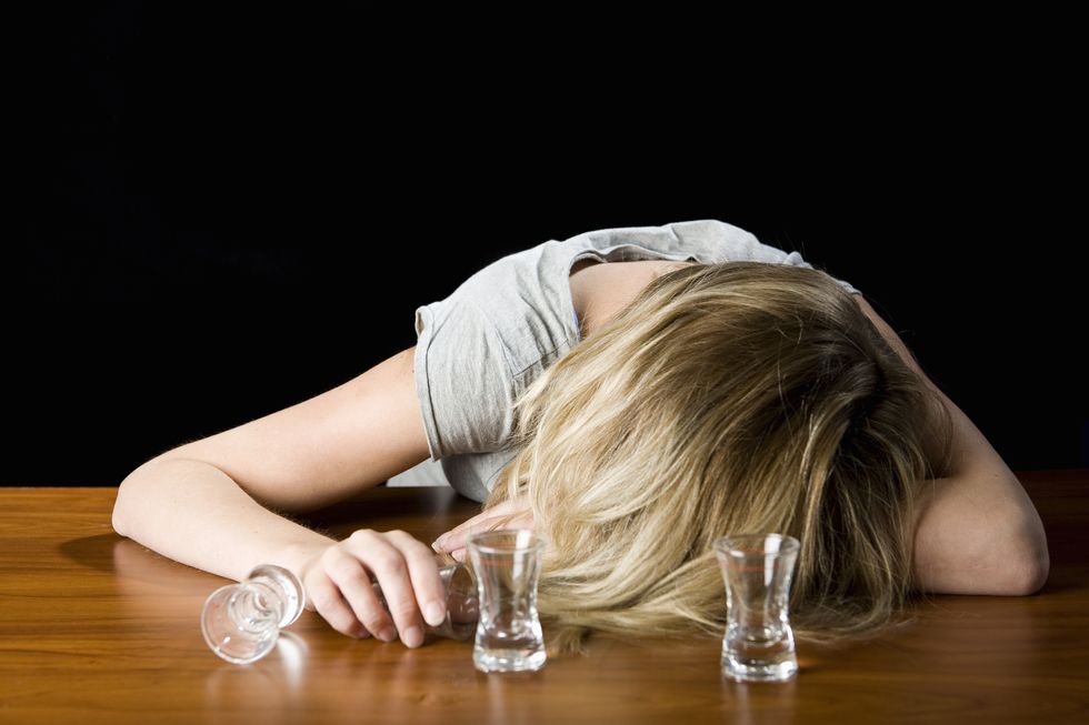 飲酒後又暈又嘔，推薦7種解酒食物＋舒緩宿醉不適的飲品