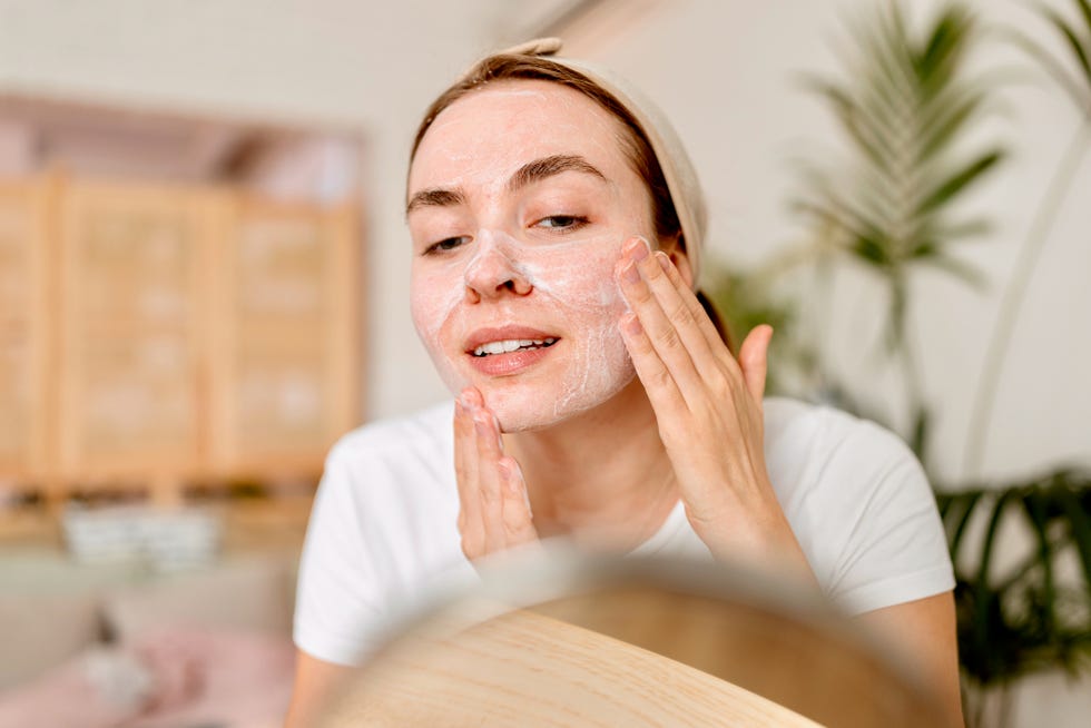una mujer se realiza una limpieza facial en casa