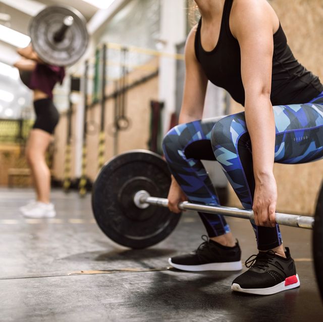 young woman preparing for weightlifting