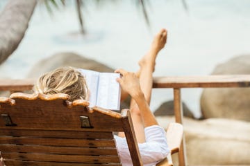 mujer joven relajándose con un libro