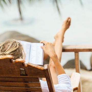 mujer joven leyendo mientras se relaja