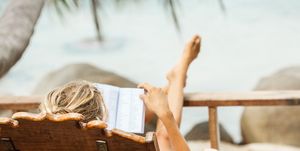 mujer joven leyendo mientras se relaja