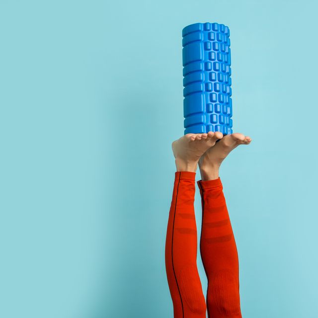 young woman ready to do fascia training holding a fascia roll
