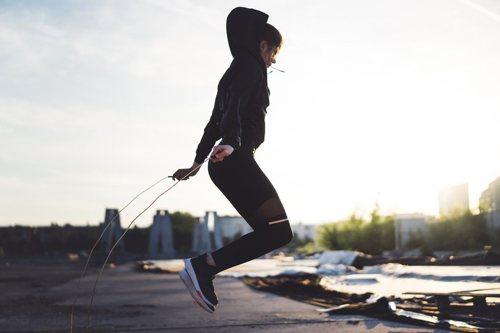 日本火紅的「空氣跳繩運動」每天20分鐘減5kg！5個高效跳繩減肥方法推薦，瘦全身還比跑步更加爆汗