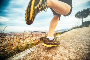 una mujer corre por la carretera de las aguas de barcelona