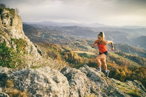 mujer haciendo trail running