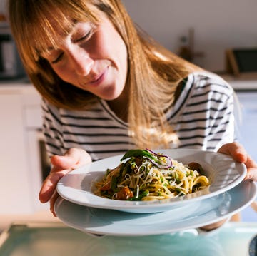 mujer cena rica