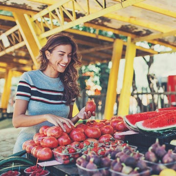 young woman shopping on the farmer's market