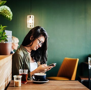 vrouw kijkend op telefoon