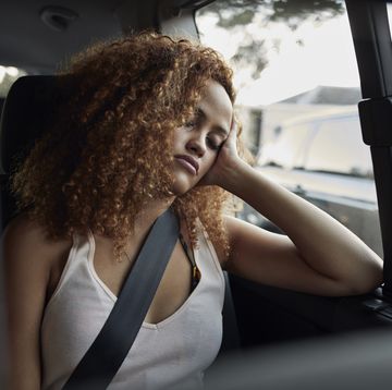 vrouw slapend achterbank auto
