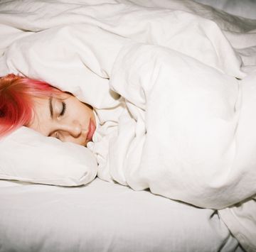 vrouw in bed roze haar