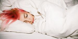 本記事では、「不規則な睡眠スケジュールが精神面に与える影響」について米国の研究結果を交えて解説。健康的な生活のためには、1日7～8時間の睡眠時間を確保するべきという言説を耳にしたことがある人は多いはず。一方で、あまりその重要性が知られていないのが、一貫した睡眠スケジュール。
