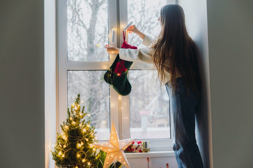 How to hang Christmas stockings on the window