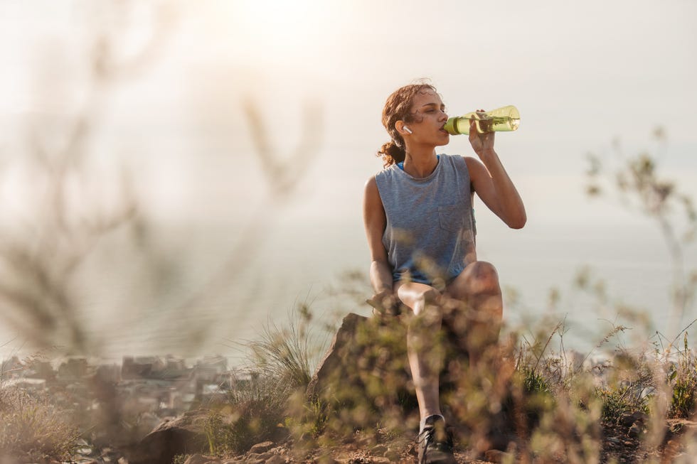 mujer bebiendo agua tras una larga tirada