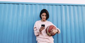jonge vrouw met basketbal in haar handen