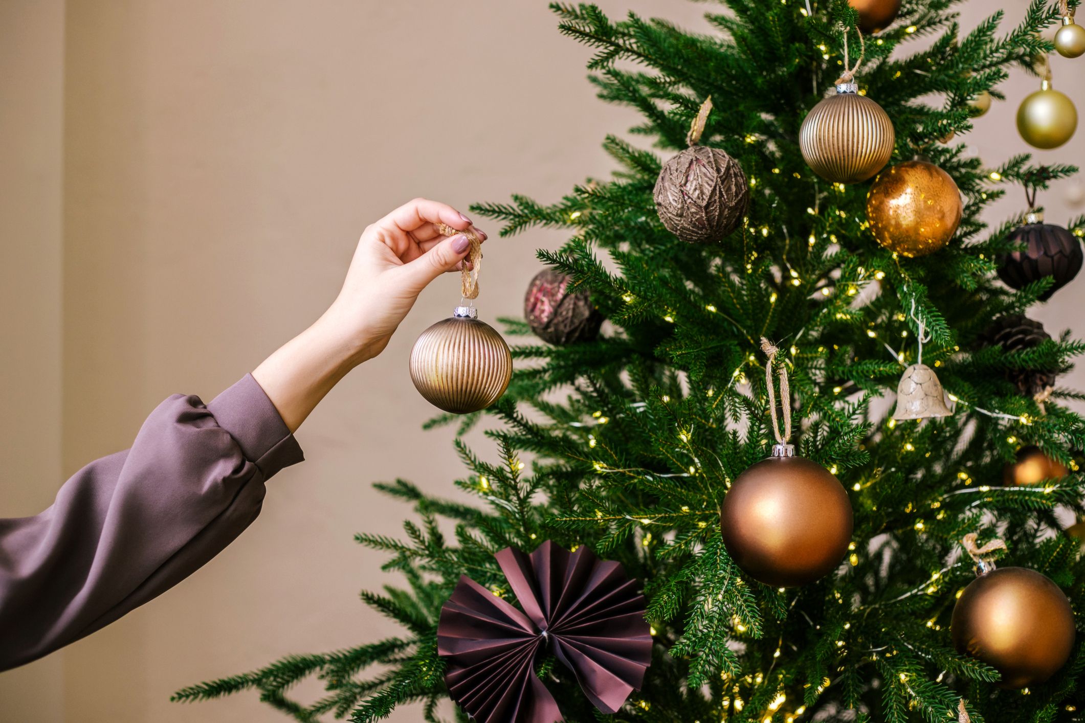 STUNNING Red & Gold Christmas Tree Decorating Ideas | LLH