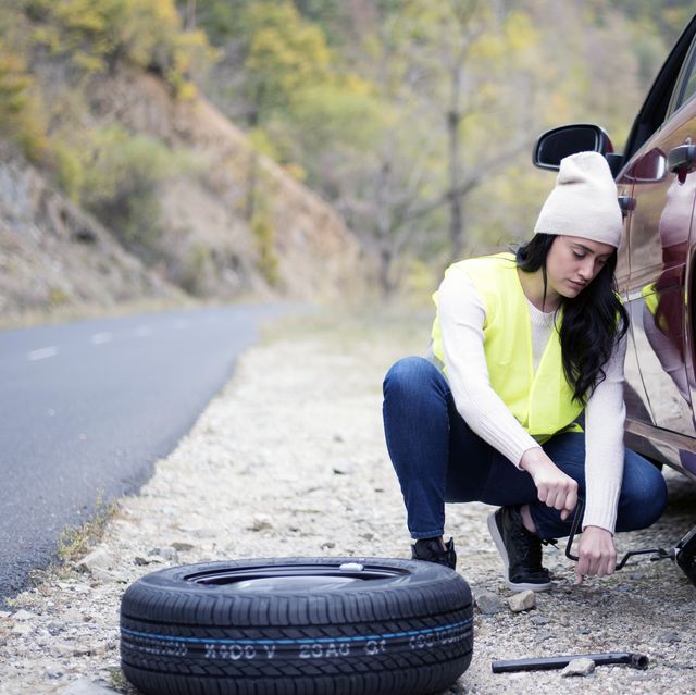 What Should I Do With a Flat Tire? : Farmers Insurance®