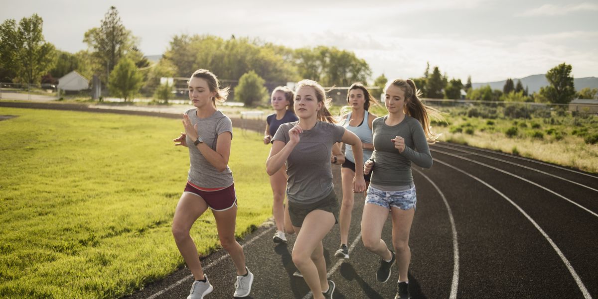 https://hips.hearstapps.com/hmg-prod/images/young-women-runners-rounding-turn-on-track-royalty-free-image-656982959-1536591323.jpg?crop=1.00xw:0.751xh;0,0.122xh&resize=1200:*