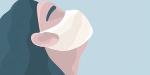 ﻿マスクにエッセンシャルオイルを数滴つけるというリフレッシュ方法があるけれど、実際に肌にはどんな影響があるのでしょうか。本記事では、﻿﻿イェール大学医学大学院のモナ・ゴハラ臨床准教授による、﻿エッセンシャルオイルをマスクに着けるときの注意点を解説します。アレルギーを誘発したり、フィルター機能を弱めてしまうことも…。