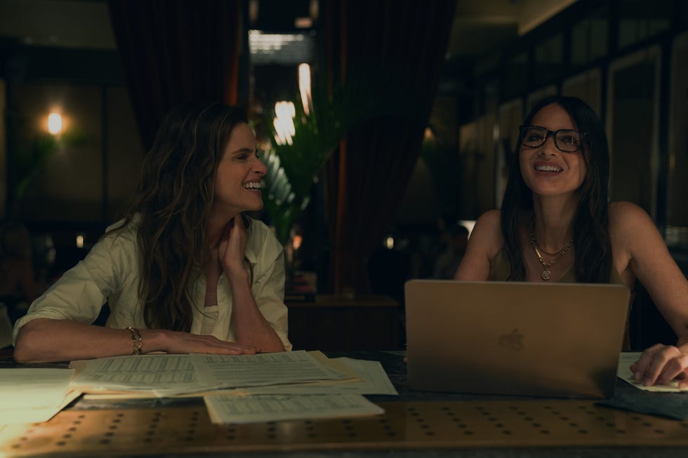 amanda peet, olivia munn in your friends and neighbors