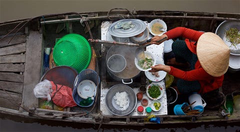 PHONG DIEN CAN THO VIETNAM Vanuit dit ongebruikelijke perspectief krijg je een goed idee van de blijvende aantrekkingskracht van streetfood volgens Ram de ware ziel van een stad Zien hoe deze verkoper zijn werk deed was net zo leuk als het eten zelf schrijft hij