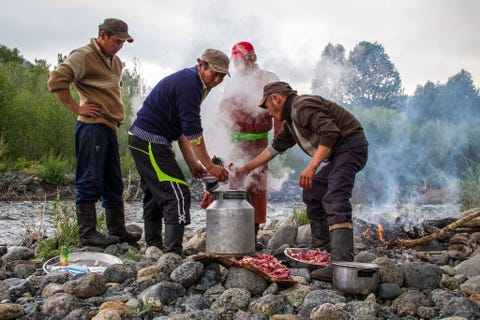 Bulgan, Mongolia BULGAN MONGOLI Barbecuen wordt hier in teamverband gedaan In de bus is lamsvlees verpakt in verhitte keien uit de rivier Nadat de keien zijn weggehaald kunnen er volgens Warner nog stukjes gruis achterblijven wat onaangenaam geknars kan veroorzaken