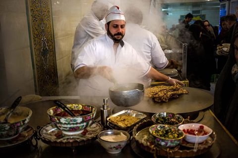 KASHAN IRAN De concentratie op het gezicht van deze kok in de Grote Bazaar van Kashan en de dynamische sfeer van de foto benadrukken het bijschrift van Tapsjanov Rond lunchtijd wordt het hier razend druk